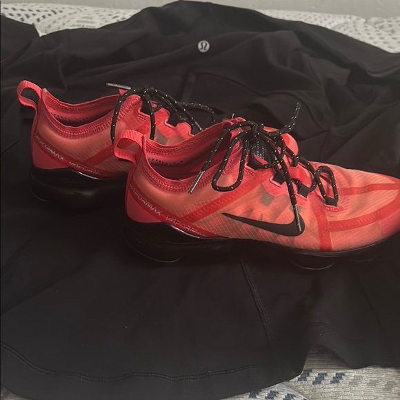 Nike Red Athletic Shoes with Black Accents and Lightweight Design - Picture 4 of 8